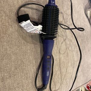 Like New Calista 1.25 hot barrel iron . Adjustable heat settings